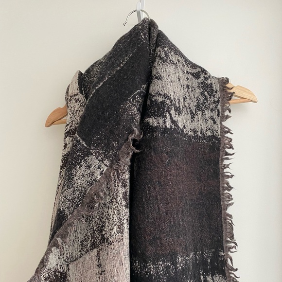 Aritzia Accessories - Diamond Mosaic Blanket Scarf